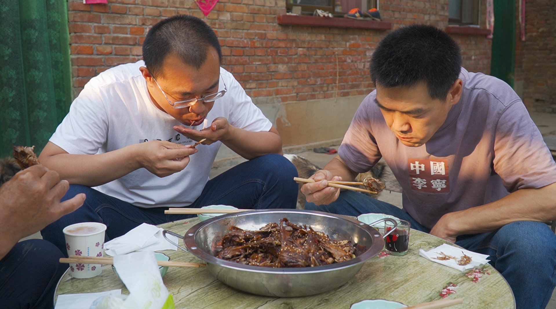 阿远今天请朋友吃干锅鸭头...